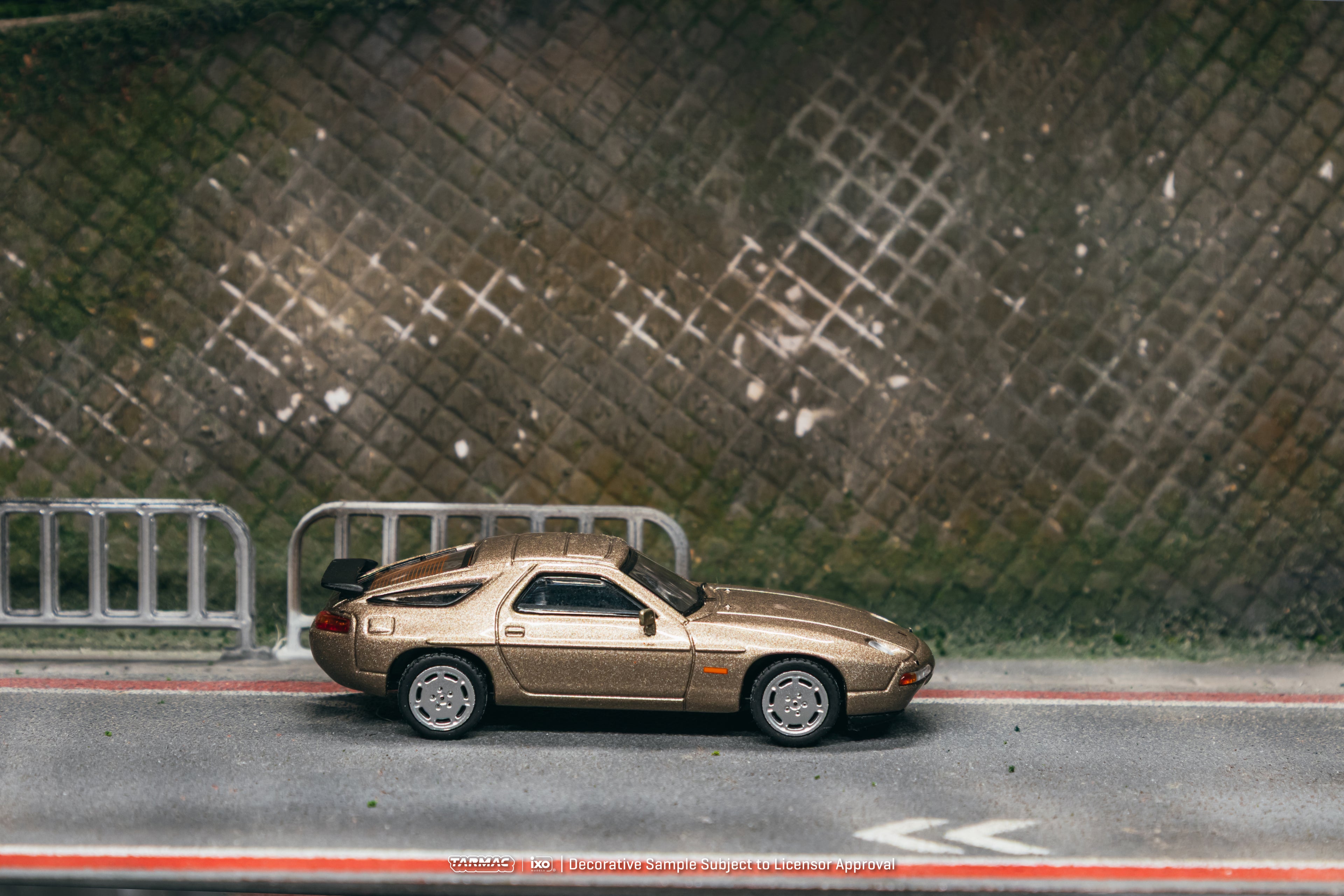 Tarmac Works 1:64 Porsche 928 S4 in Platinum Metallic | Pre-Order