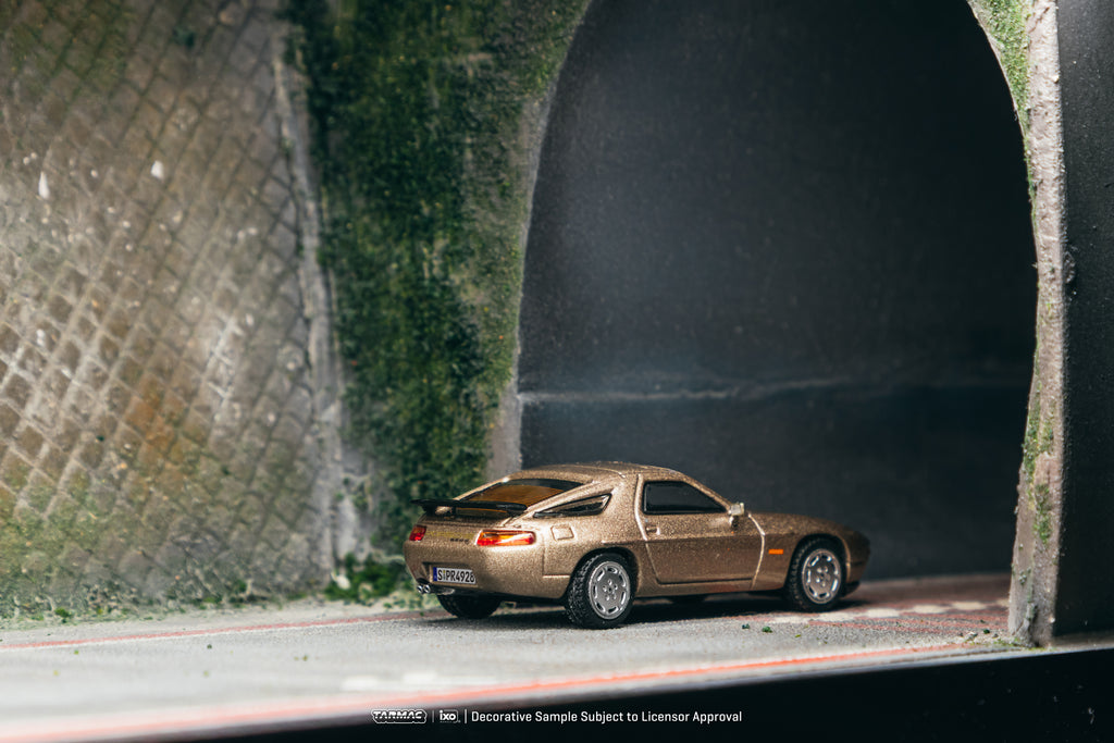 Tarmac Works 1:64 Porsche 928 S4 in Platinum Metallic | Pre-Order