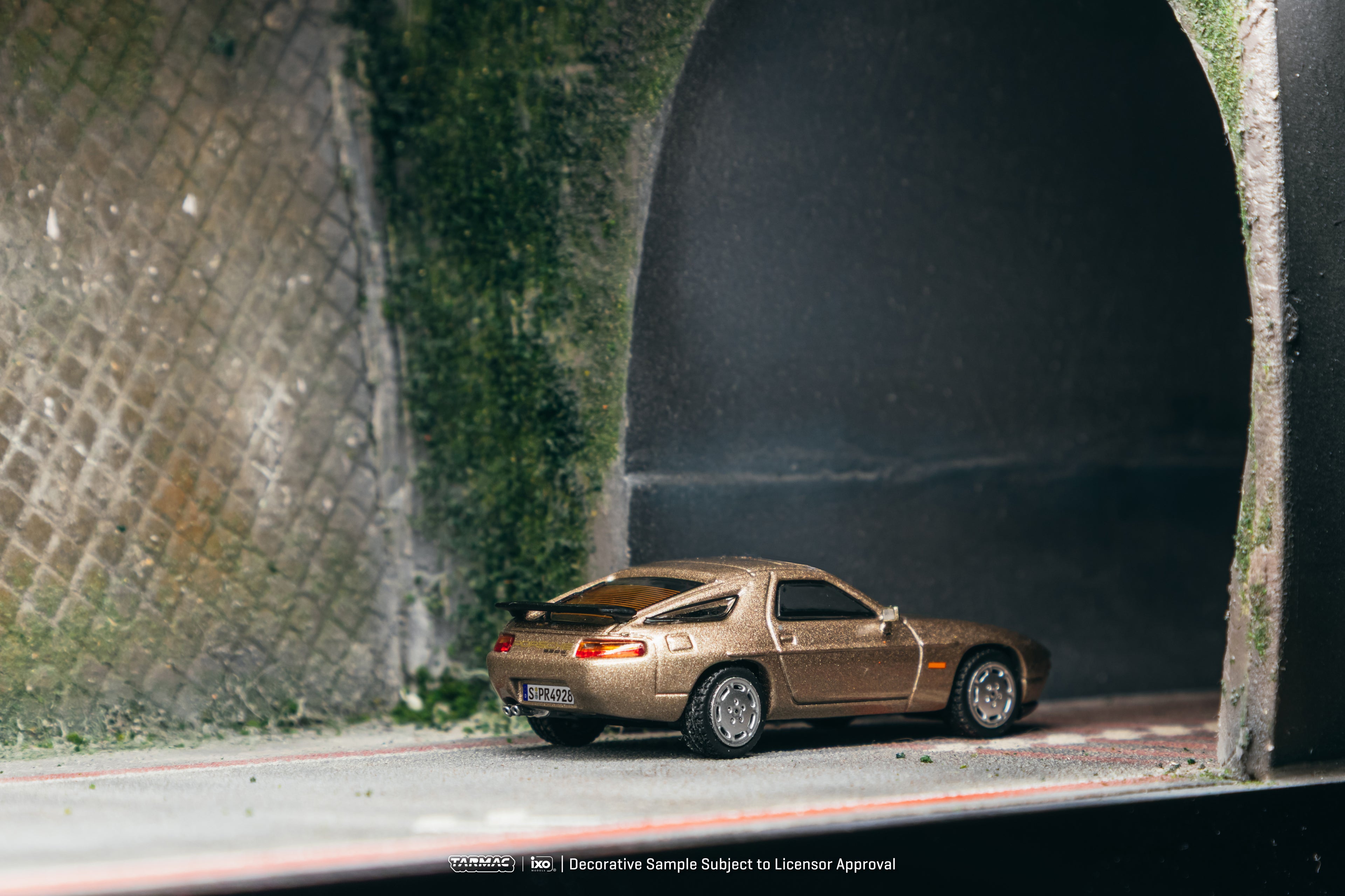 Tarmac Works 1:64 Porsche 928 S4 in Platinum Metallic | Pre-Order